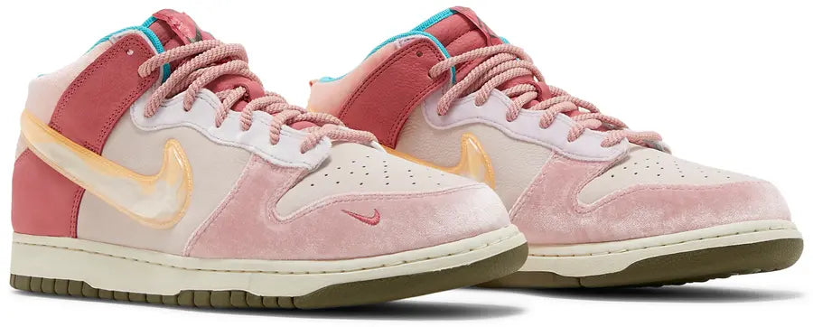 Nike Dunk: Social Status Strawberry Milk Men