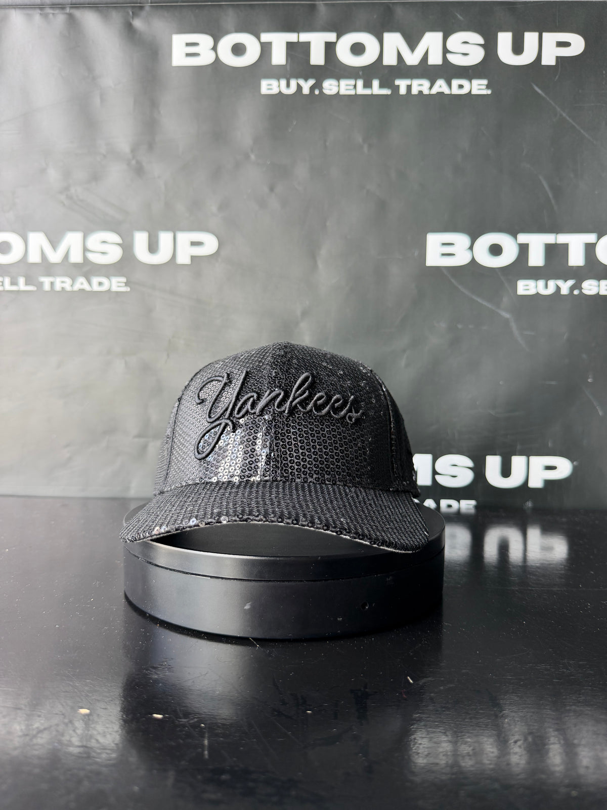 New York Yankees Sequin Script Women's 9FORTY M-Crown Snapback In Black