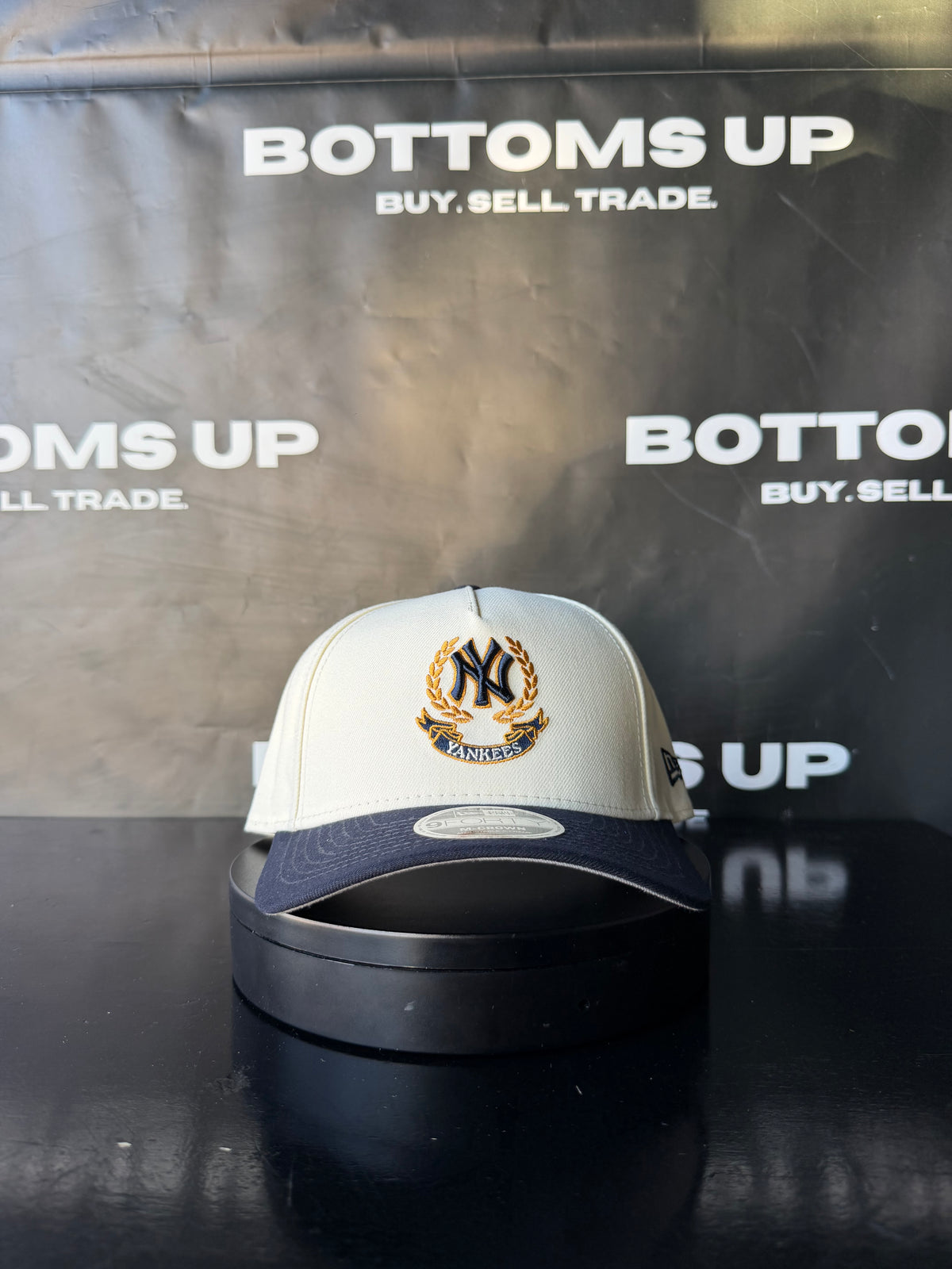 New Era 9FORTY New York Yankees Cream & Navy M-Crown Adjustable