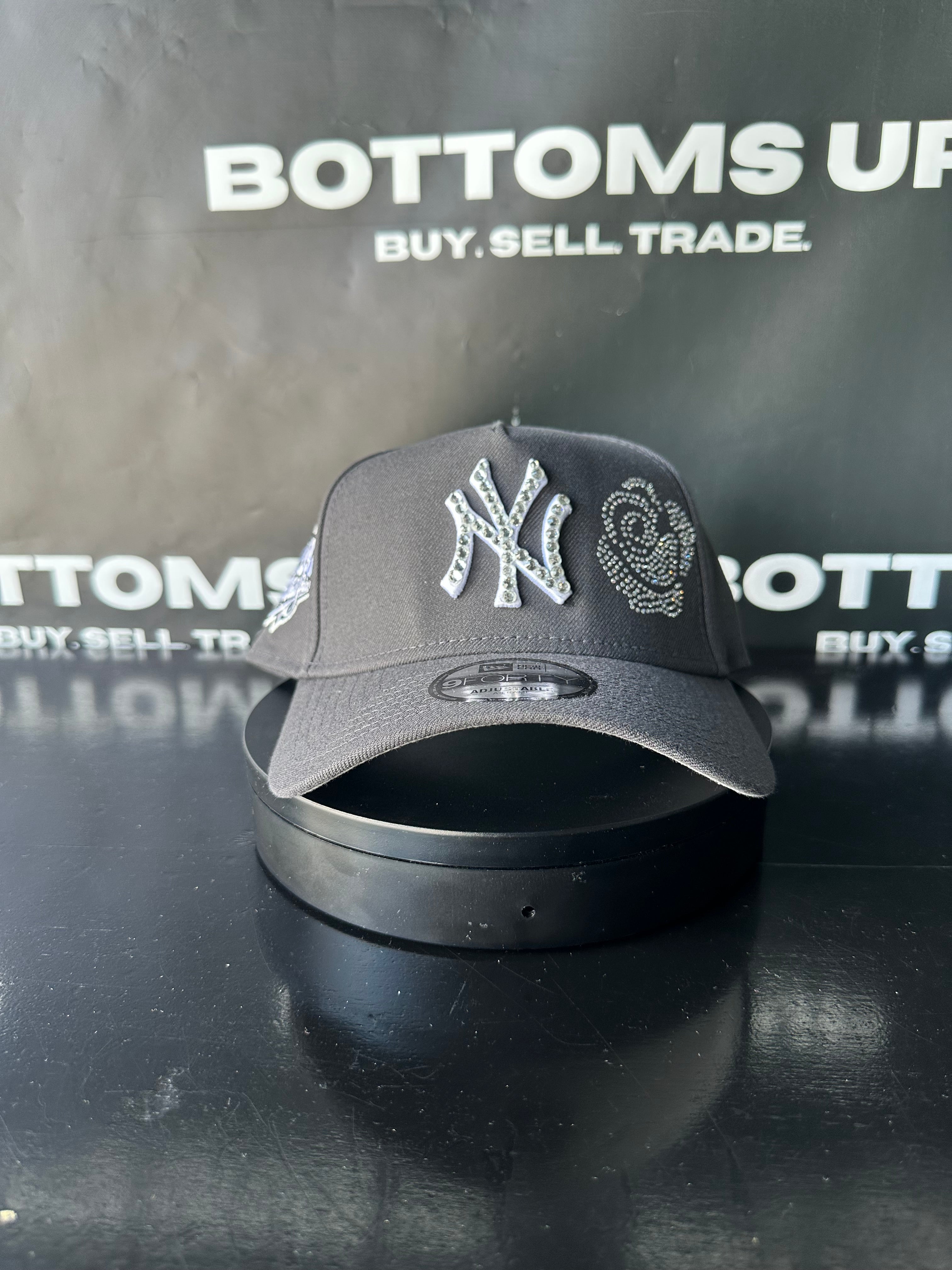 Polancaps: New York Yankees Gray Floral 1999 World Series Patch 1 of 1